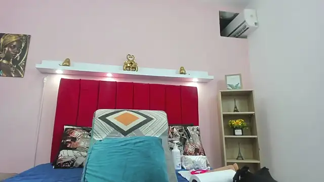 Snapshot of monalind220 chatting on 12, 10, 2025 monalind220 online show from 12, 10, 2025