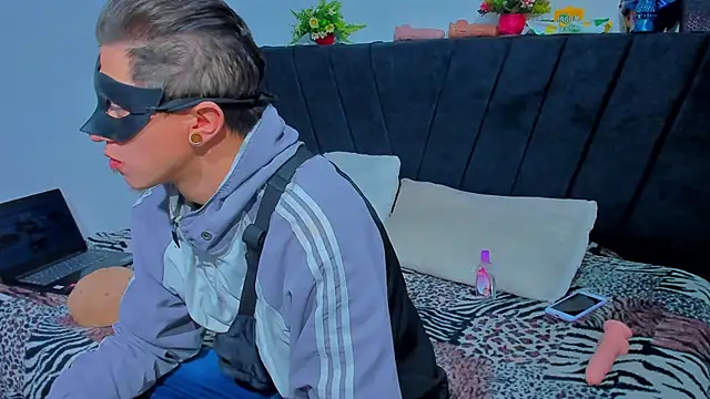 Snapshot of COUPLE25_33 chatting on 20, 10, 2025 COUPLE25 33 online show from 20, 10, 2025