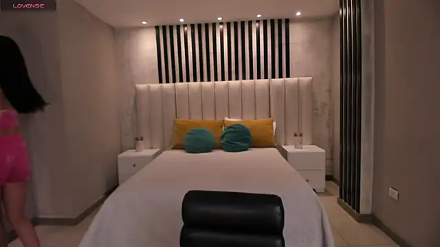 LeahNovac online show from 16, 10, 2025