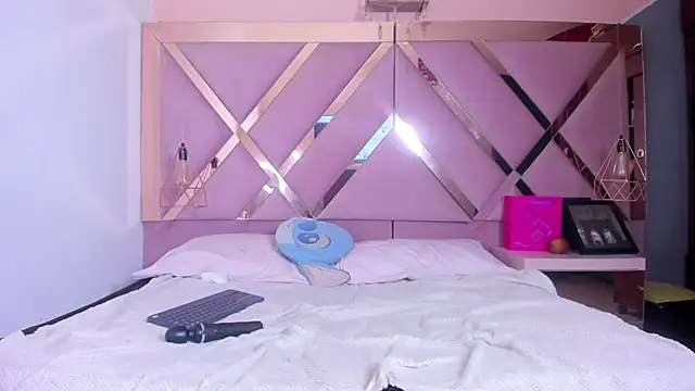 Sophia moo  online show from 12, 4, 2026