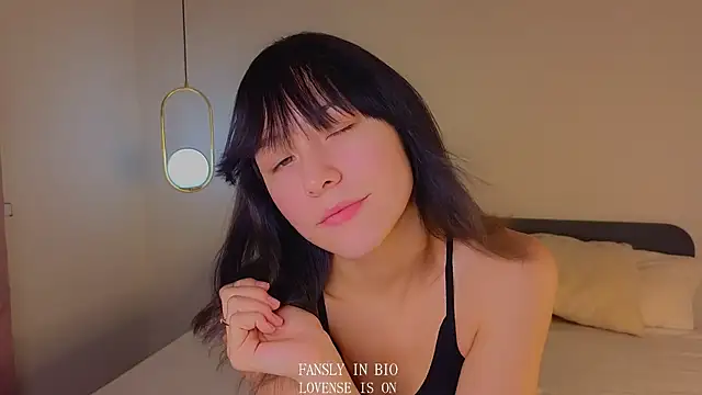 Snapshot of BritniBers chatting on 14, 11, 2025 BritniBers online show from 14, 11, 2025