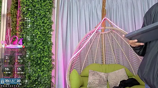 Kiara Zahiri   online show from 4, 10, 2025