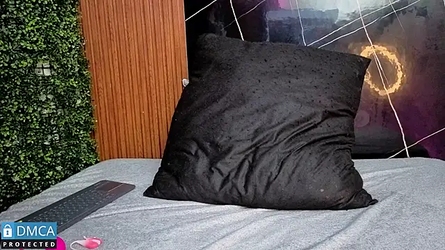 Kiara Zahiri   online show from 15, 11, 2025