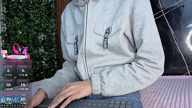 Kiara Zahiri   online show from 17, 10, 2025