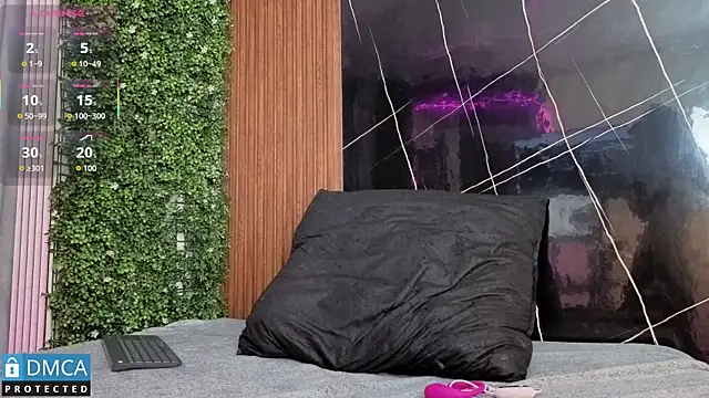 Kiara Zahiri   online show from 10, 11, 2025