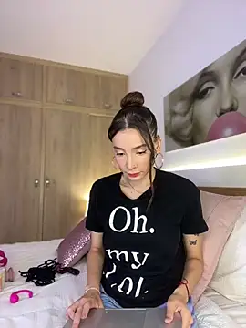 Snapshot of nicolleferragamo chatting on 13, 11, 2025 nicolleferragamo online show from 13, 11, 2025