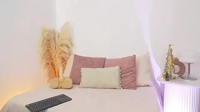 NicolleSteel online show from 3, 12, 2025