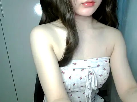 Snapshot of Annabelle-e chatting on 7, 7, 2026 Annabelle-e online show from 7, 7, 2026