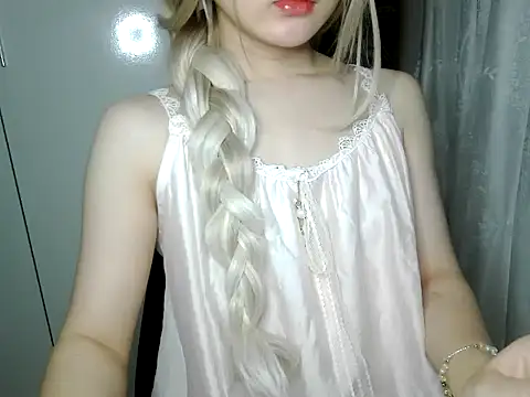 Snapshot of Annabelle-e chatting on 5, 7, 2026 Annabelle-e online show from 5, 7, 2026