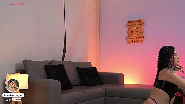 Snapshot of PopHouse_ chatting on 21, 11, 2025 PopHouse online show from 21, 11, 2025