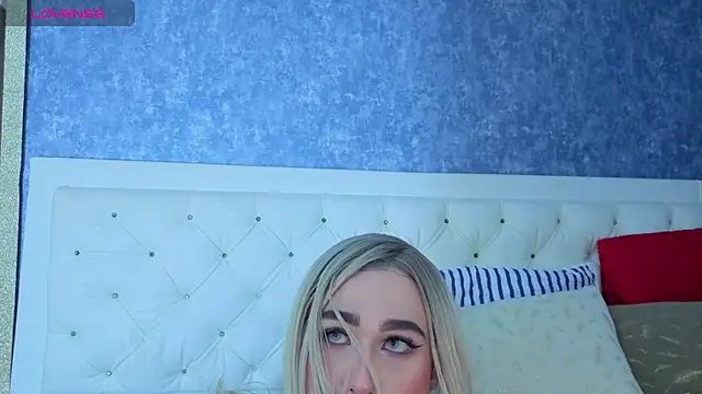 Snapshot of saraah_queen1 chatting on 12, 10, 2025 saraah queen1 online show from 12, 10, 2025