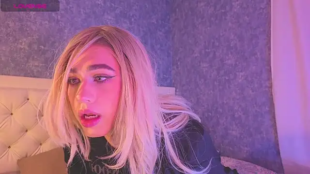 Snapshot of saraah_queen1 chatting on 28, 10, 2025 saraah queen1 online show from 28, 10, 2025