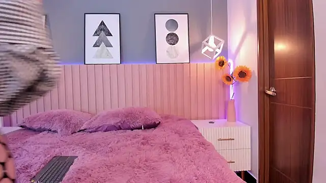 Nina Ford online show from 4, 10, 2025