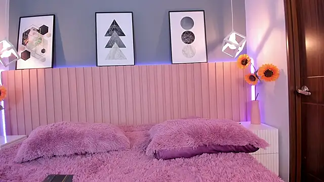 Nina Ford online show from 7, 10, 2025