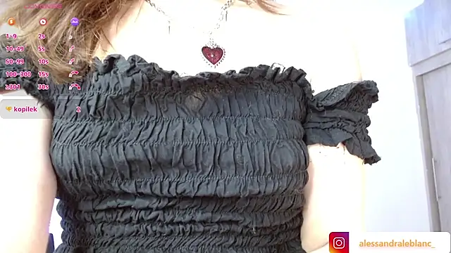 Snapshot of AlessandraLB chatting on 12, 9, 2025 AlessandraLB online show from 12, 9, 2025