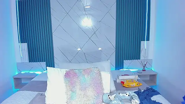 Snapshot of Nayla-Mouna chatting on 27, 9, 2025 Nayla-Mouna online show from 27, 9, 2025