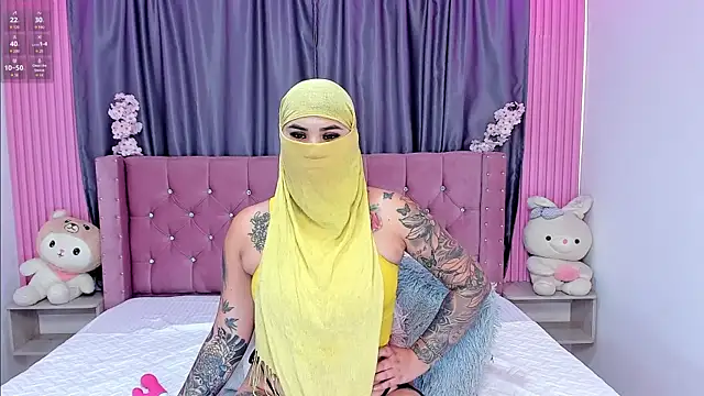 Snapshot of Nayla-Mouna chatting on 21, 10, 2025 Nayla-Mouna online show from 21, 10, 2025