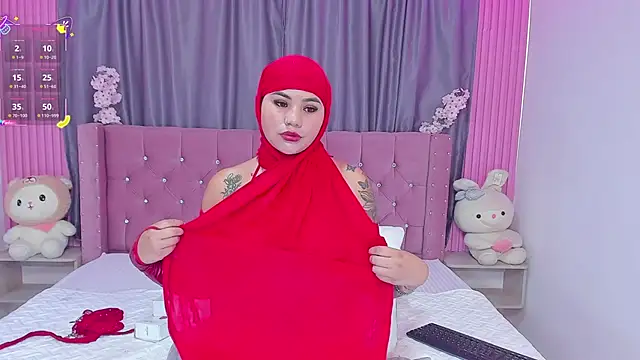 Snapshot of Nayla-Mouna chatting on 4, 10, 2025 Nayla-Mouna online show from 4, 10, 2025