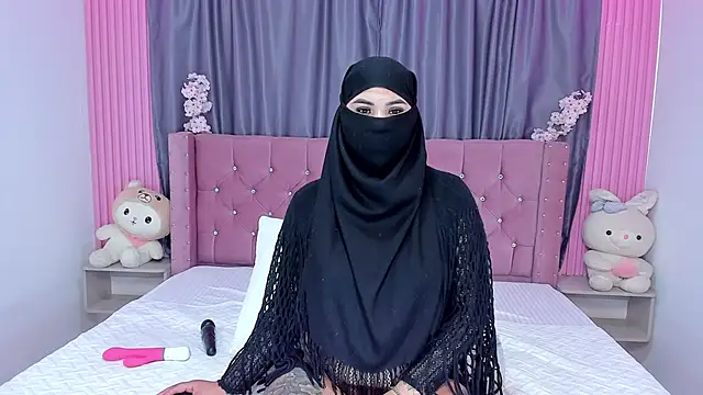 Snapshot of Nayla-Mouna chatting on 18, 10, 2025 Nayla-Mouna online show from 18, 10, 2025