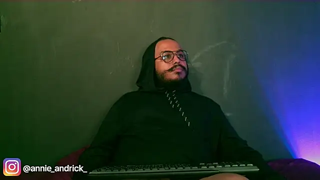  leda swan  online show from 16, 10, 2025