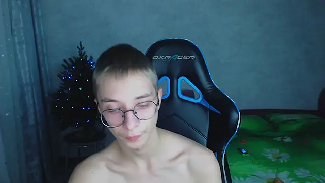 glasses cat online show from 4, 12, 2025