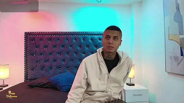 Snapshot of Damian_and_roxanne chatting on 26, 10, 2025 Damian and roxanne online show from 26, 10, 2025