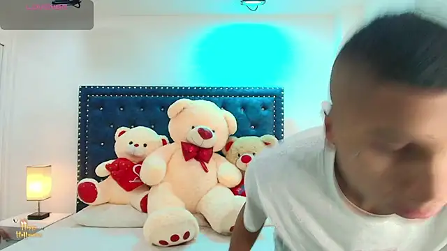 Snapshot of Damian_and_roxanne chatting on 19, 10, 2025 Damian and roxanne online show from 19, 10, 2025