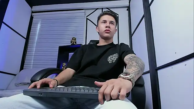 Snapshot of liaamsmiith_ chatting on 10, 9, 2025 liaamsmiith online show from 10, 9, 2025