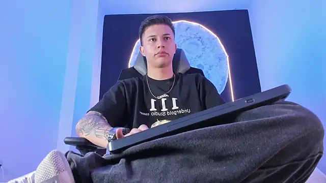 Snapshot of liaamsmiith_ chatting on 4, 11, 2025 liaamsmiith online show from 4, 11, 2025