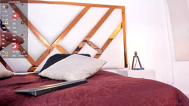 Niicolle Evanss online show from 6, 4, 2026