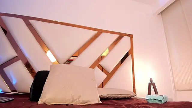 Niicolle Evanss online show from 21, 3, 2026