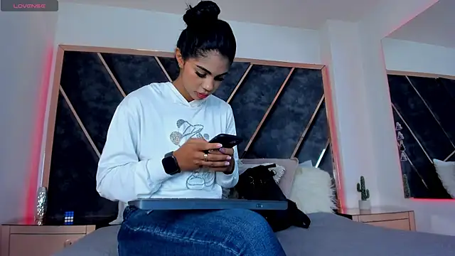 SusanaHenao online show from 24, 11, 2025