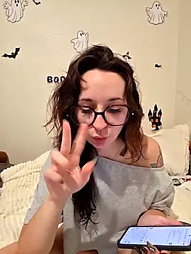 Snapshot of CornetDeGlace chatting on 5, 11, 2025 CornetDeGlace online show from 5, 11, 2025