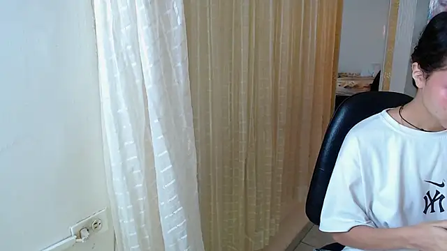 Snapshot of honeymoon_12 chatting on 4, 10, 2025 honeymoon 12 online show from 4, 10, 2025