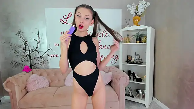 Snapshot of ReynaTheVixen chatting on 30, 10, 2025 ReynaTheVixen online show from 30, 10, 2025