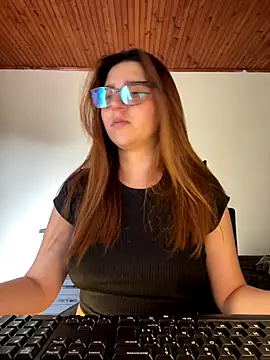 CoraVibes online show from 3, 10, 2025