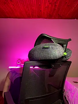 CoraVibes online show from 18, 11, 2025