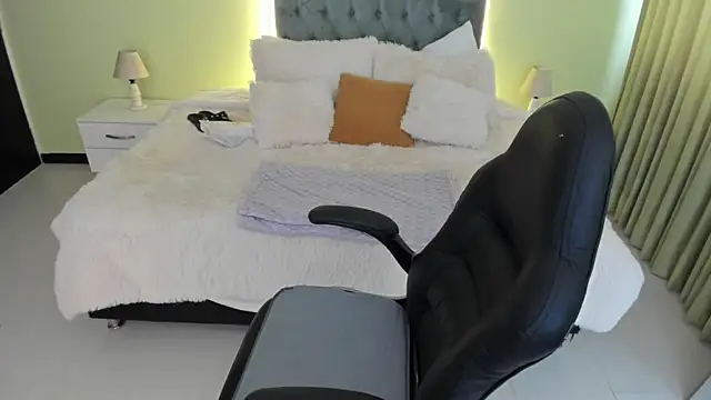 Camille Olsen  online show from 27, 10, 2025