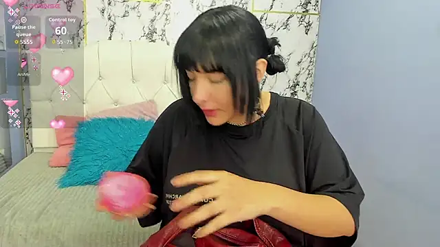 Snapshot of Itsuki_N chatting on 19, 11, 2025 Itsuki N online show from 19, 11, 2025