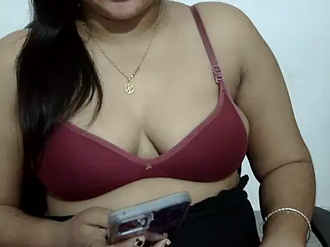 Mon-Luv online show from 4, 12, 2025