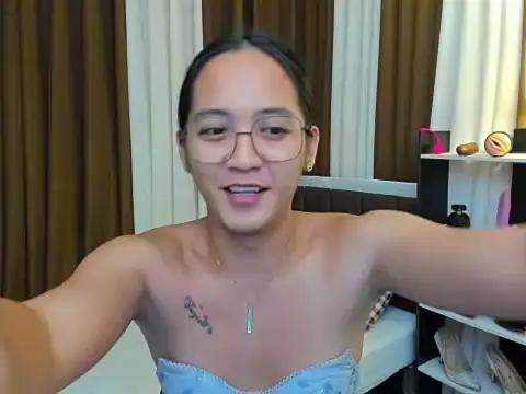 Snapshot of URHottestAngel chatting on 10, 11, 2025 URHottestAngel online show from 10, 11, 2025