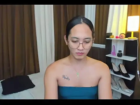 Snapshot of URHottestAngel chatting on 8, 10, 2025 URHottestAngel online show from 8, 10, 2025