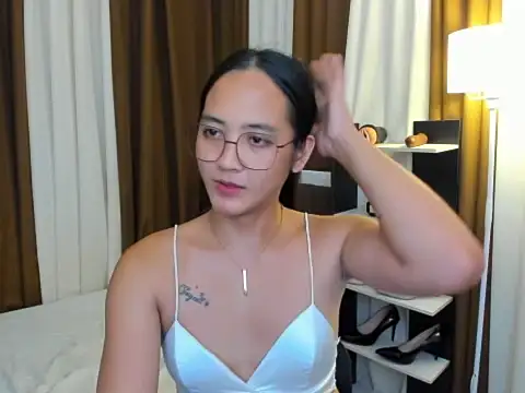 Snapshot of URHottestAngel chatting on 18, 11, 2025 URHottestAngel online show from 18, 11, 2025