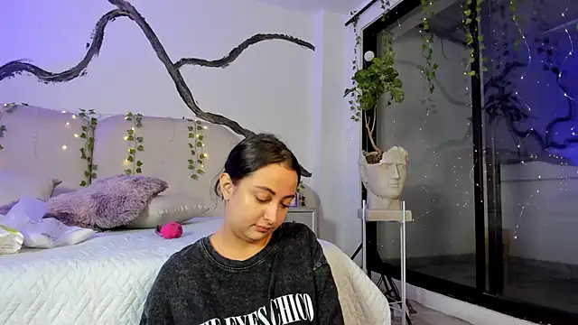 SarahCastro1  online show from 6, 10, 2025