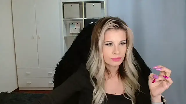 KristineGlow online show from 11, 11, 2025