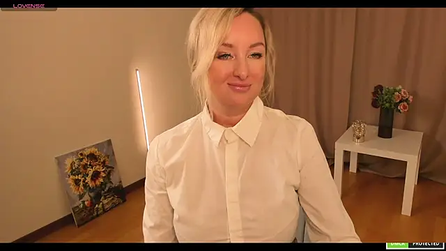 Snapshot of sexmom8 chatting on 9, 10, 2025 sexmom8 online show from 9, 10, 2025