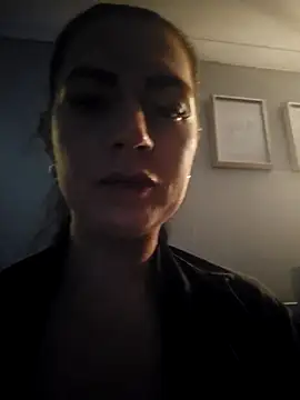 KissMeKylie online show from 3, 10, 2025