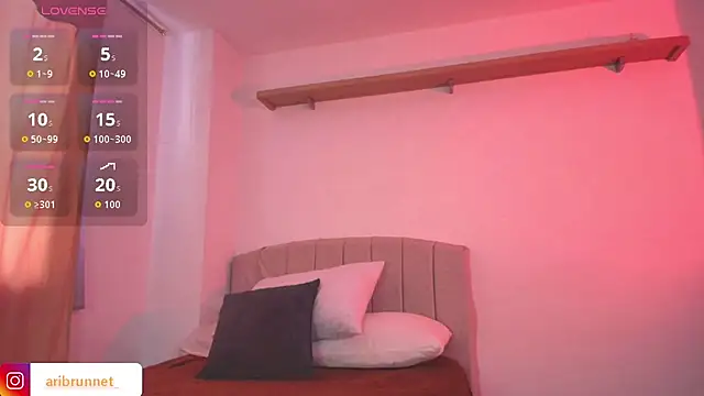 BrunnetAri  online show from 25, 11, 2025