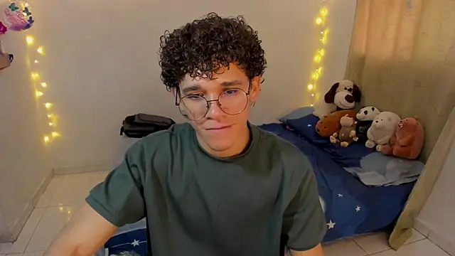 Snapshot of Tom_Blues chatting on 18, 12, 2025 Tom Blues online show from 18, 12, 2025