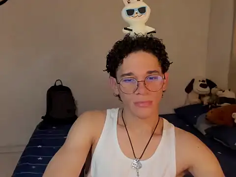 Snapshot of Tom_Blues chatting on 24, 10, 2025 Tom Blues online show from 24, 10, 2025